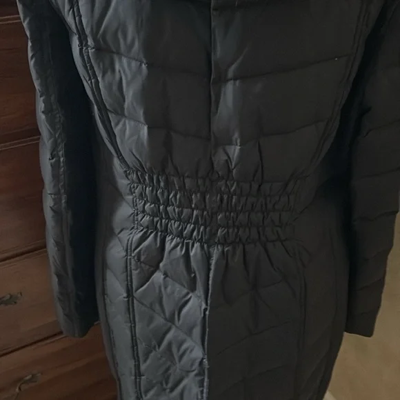 Michael Kors Black Quilted Puffer Coat with Fur Trim. - Picture 7 of 10